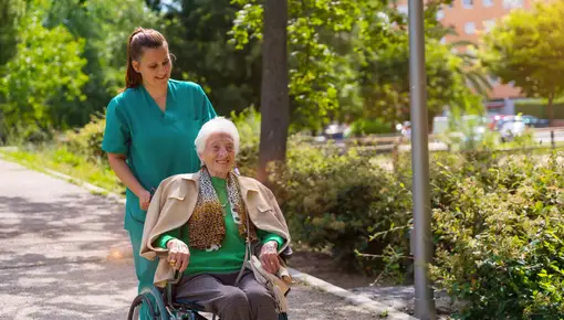 Un estudio señala que los ancianos de residencias reciben mejor atención cuando tienen vínculos con los trabajadores