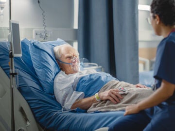 Persona mayor en la cama de un hospital