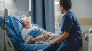 Persona mayor en la cama de un hospital