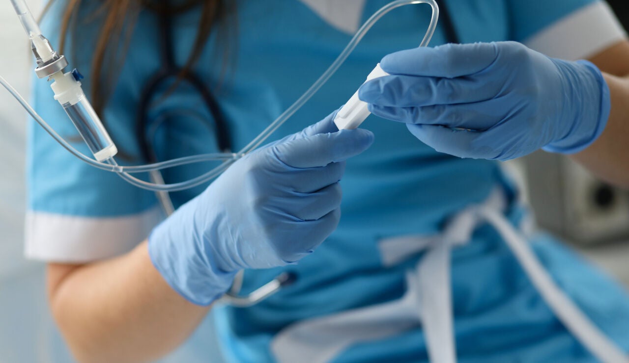 Enfermera ajustando un gotero