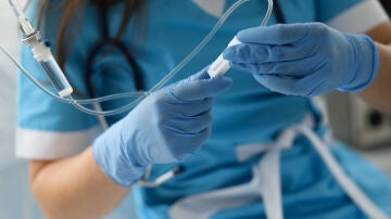 Enfermera ajustando un gotero