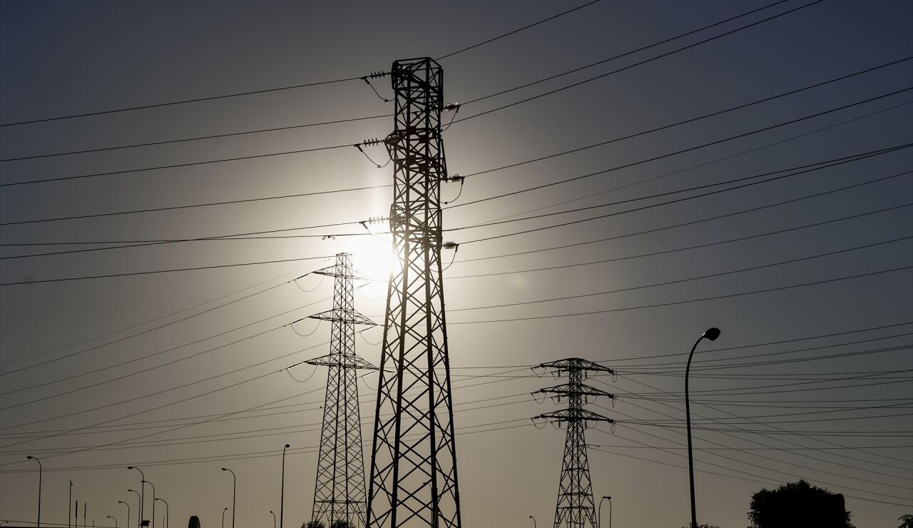 Vista de una torre de alta tensión