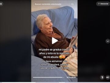 Se grad&uacute;a con 57 a&ntilde;os y su madre con Alzheimer no puede estar m&aacute;s orgullosa