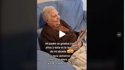Se gradúa con 57 años y su madre con Alzheimer no puede estar más orgullosa Se gradúa con 57 años y su madre con Alzheimer no puede estar más orgullosa