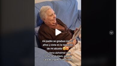 Se gradúa con 57 años y su madre con Alzheimer no puede estar más orgullosa al reconocerlo, su reacción se ha vuelto viral