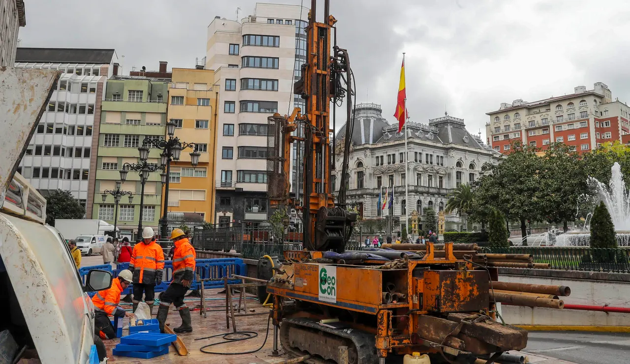 Trabajadores en la ampliación de un aparcamiento en Oviedo.