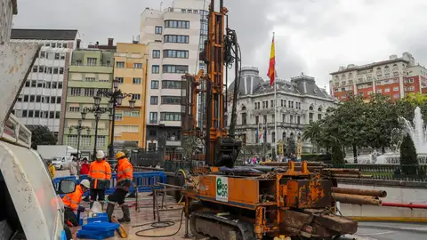 Trabajadores en la ampliación de un aparcamiento en Oviedo. Trabajadores en la ampliación de un aparcamiento en Oviedo.