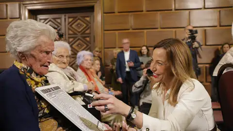 La alcaldesa Natalia Chueca junto a los centenarios homenajeados La alcaldesa Natalia Chueca junto a los centenarios homenajeados