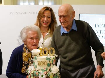 La alcaldesa Natalia Chueca junto a los centenarios homenajeados