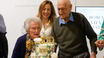 La alcaldesa Natalia Chueca junto a los centenarios homenajeados