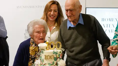 La alcaldesa Natalia Chueca junto a los centenarios homenajeados La alcaldesa Natalia Chueca junto a los centenarios homenajeados