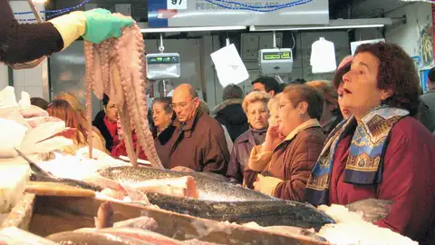 Mujeres haciendo la compra en un supermercado Mujeres haciendo la compra en un supermercado