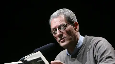 Paul Auster en la lectura de uno de sus libros Paul Auster en la lectura de uno de sus libros