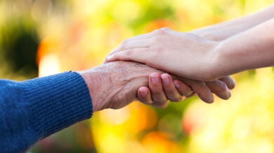 Se emociona con el curioso agradecimiento de su vecina de 92 años tras ayudarla con una emergencia