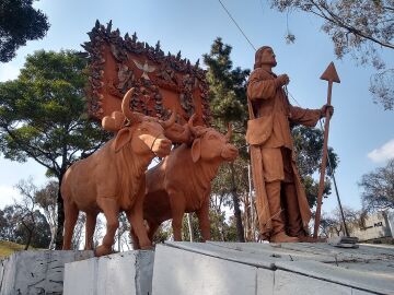 San Isidro Labrador, yunta y retablo. Escultura en Metepec