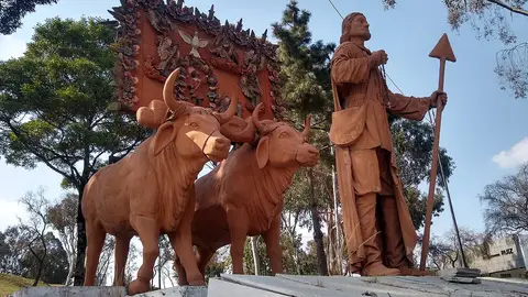 San Isidro Labrador, yunta y retablo. Escultura en Metepec San Isidro Labrador, yunta y retablo. Escultura en Metepec