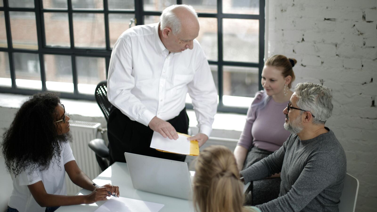 ¿Qué es ser una empresa amigable con las personas mayores?