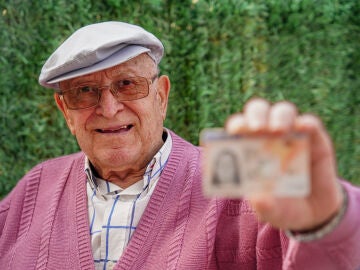 Hombre mayor sujetando un DNI