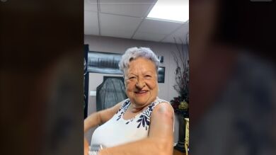 La divertida reacción de esta abuela que se tatúa por primera vez a los 83 años 