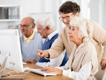 Personas mayores aprendiendo a usar el ordenador