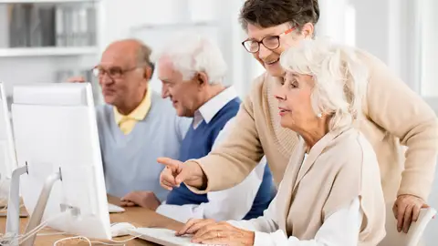 Personas mayores aprendiendo a usar el ordenador Personas mayores aprendiendo a usar el ordenador