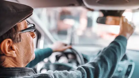 Hombre mayor conduciendo Hombre mayor conduciendo