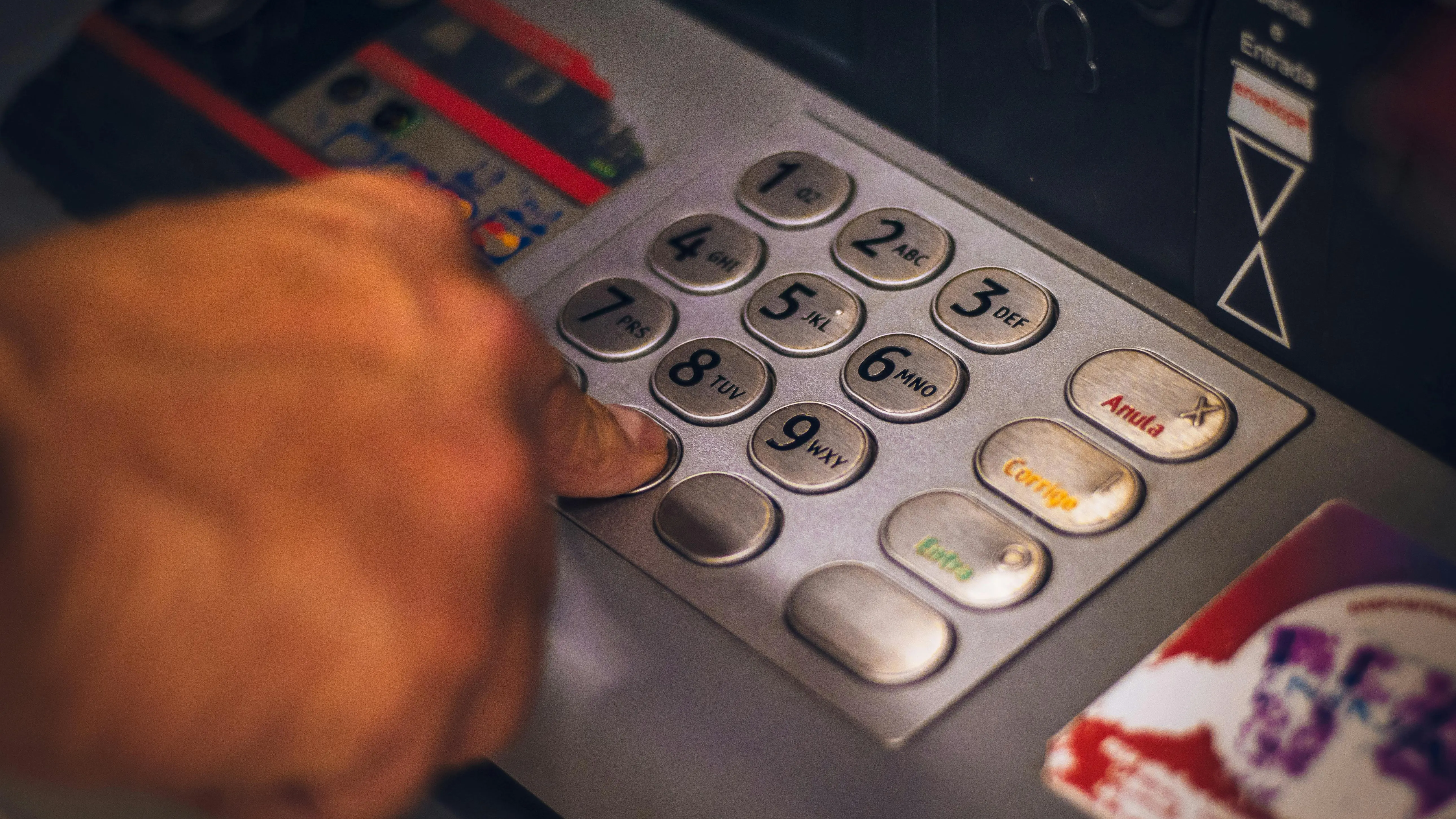El Timo de la Siembra, la nueva estafa para robar a personas mayores en cajeros autom&aacute;ticos