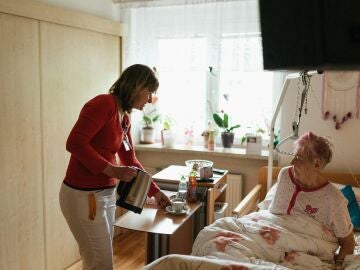 Esta es la deducci&oacute;n de Hacienda disponible para los cuidadores de personas mayores