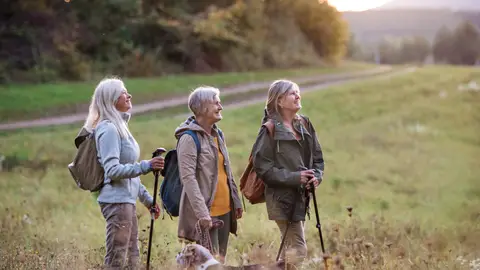 Mujeres mayores haciendo senderismo Mujeres mayores haciendo senderismo