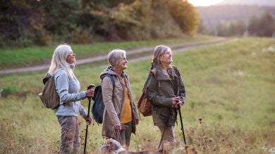 Cruz Roja desarrolla la iniciativa Red de Paseantes en el valle Nervión que invita a que las personas mayores salgan de casa