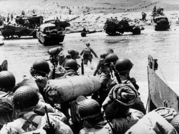 Tropas de asalto norteamericanas desembarcan a pocos metros de la costa de Normand&iacute;a.