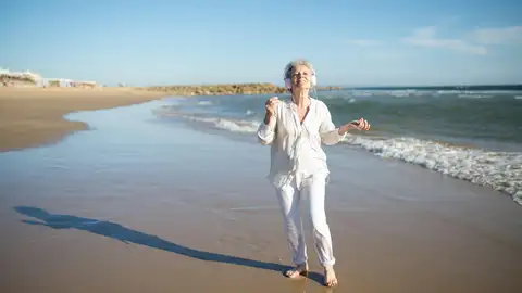 Mujer bailando en la playa Mujer bailando en la playa