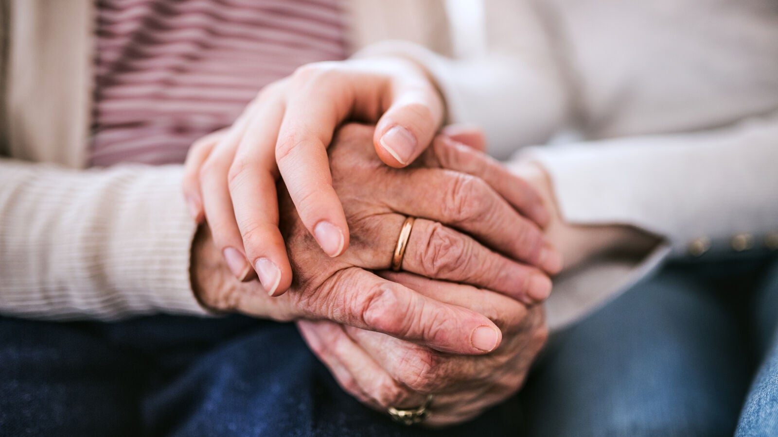 La emotiva campaña que anima a acompañar a los mayores: 