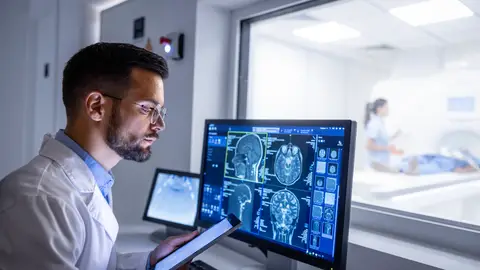 Hombre realizando una resonancia magnética Hombre realizando una resonancia magnética