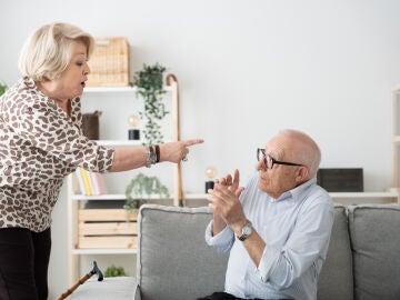 Mujer gritando a un hombre mayor