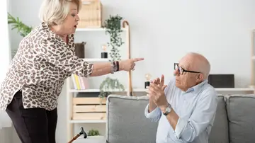 Mujer gritando a un hombre mayor