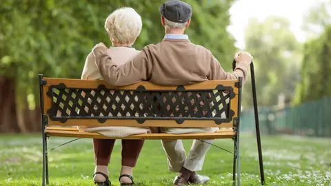 Pareja de personas mayores sentadas en un banco Pareja de personas mayores sentadas en un banco