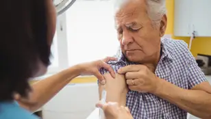 Hombre mayor siendo vacunado