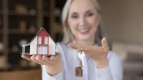 Mujer mayor posa con las llaves de su casa Mujer mayor posa con las llaves de su casa