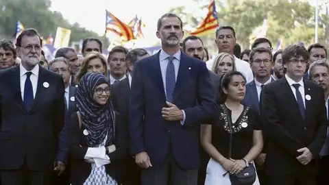 Felipe VI en la cabecera de la manifestación contra los atentados yihadistas en Cataluña Felipe VI en la cabecera de la manifestación contra los atentados yihadistas en Cataluña