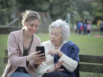 Maximiliana: El móvil revolucionario que simplifica la vida de los mayores