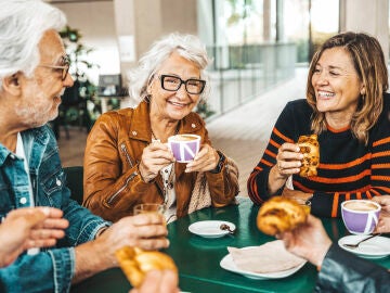Personas mayores disfrutando de un café