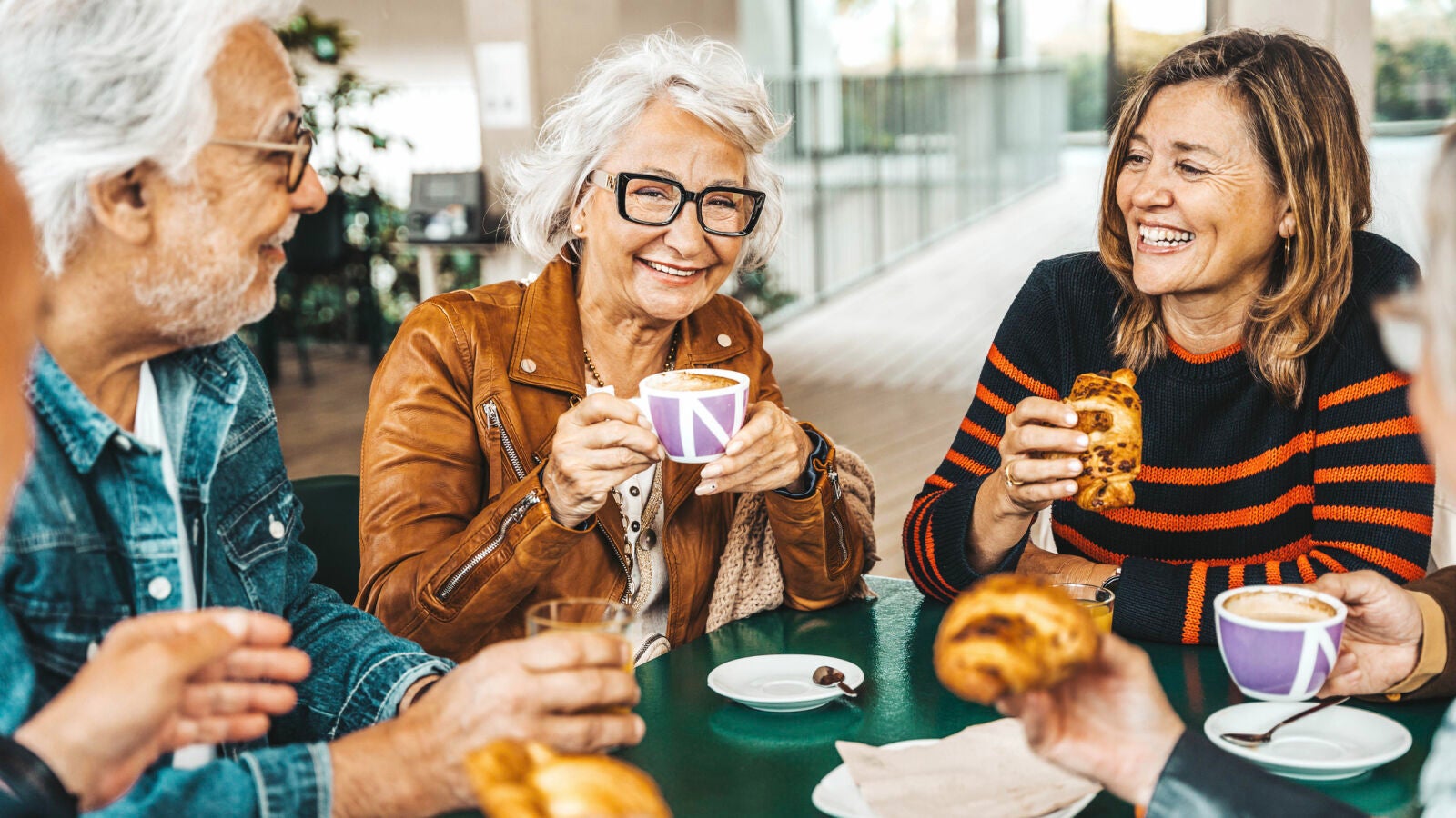 La curiosa iniciativa de la Tertulia del Café en Torrent, Valencia, para combatir la soledad no deseada entre personas mayores