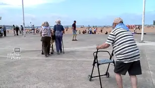 Ancianos visitando el mar por primera vez 