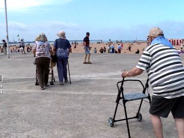 Ancianos visitando el mar por primera vez 