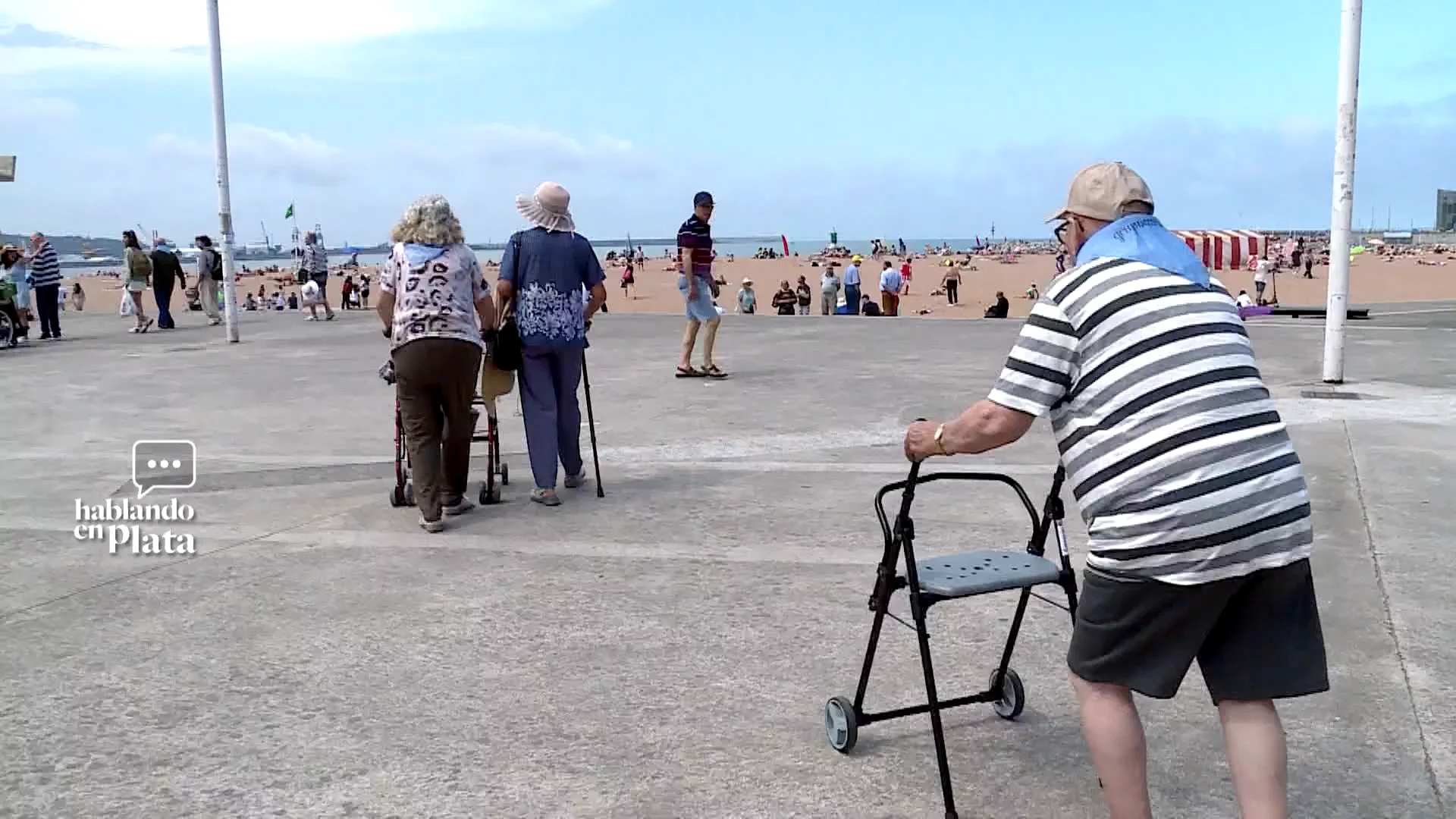 Ancianos visitando el mar por primera vez Ancianos visitando el mar por primera vez