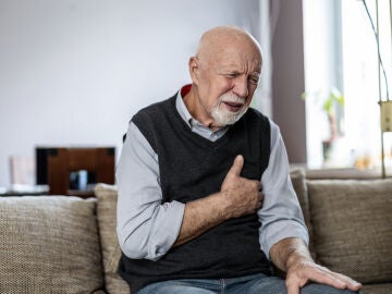 Hombre mayor con problema cardíaco 