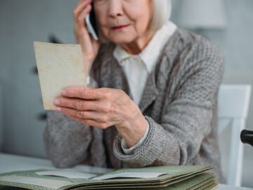 Mujer mayor mirando una foto