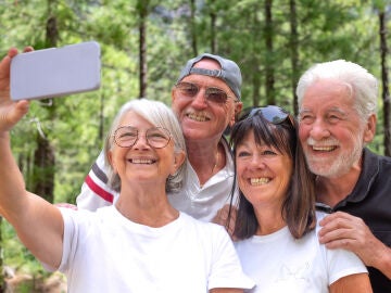 Un grupo de personas mayores haciéndose un selfie