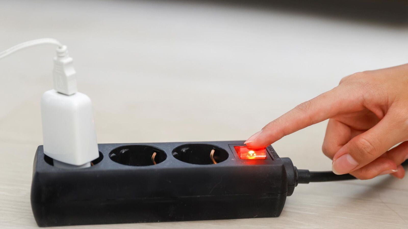 La factura de la luz repuntó un 11 % en junio y fue la segunda más cara del año